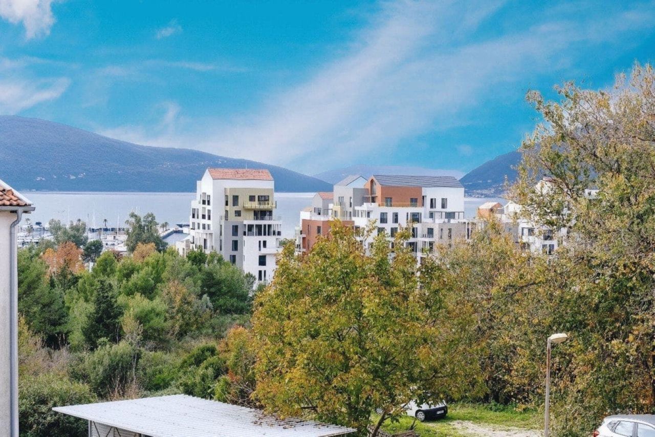 Apartment in Tivat, Montenegro, 106 m² - Foto 1