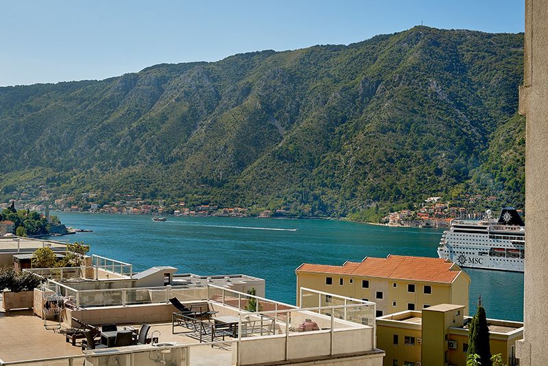 Apartment in Dobrota, Montenegro, 75 m² - picture 2