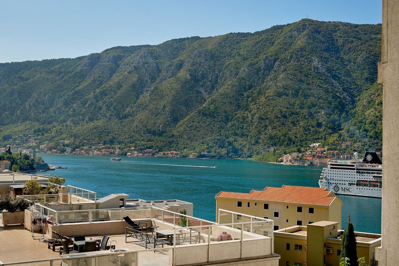 Apartment in Dobrota, Montenegro, 75 m² - picture 3