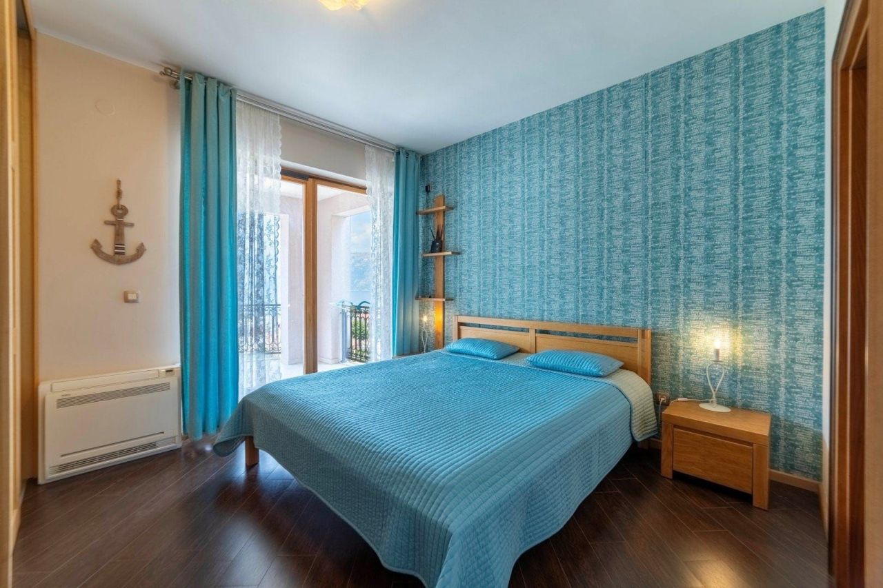 Apartment in Dobrota, Montenegro, 112 m² - picture 14