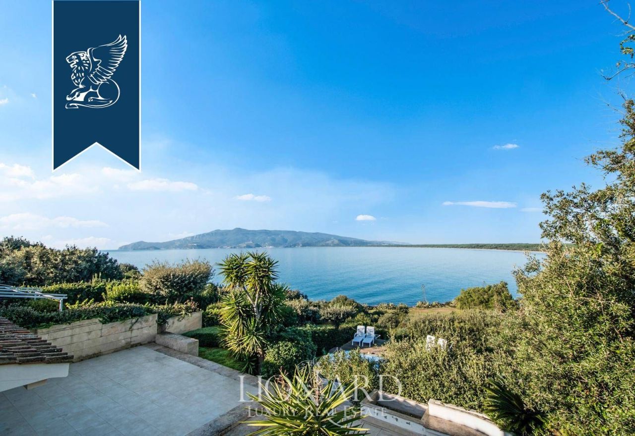 Villa à Orbetello, Italie, 200 m² - image 1