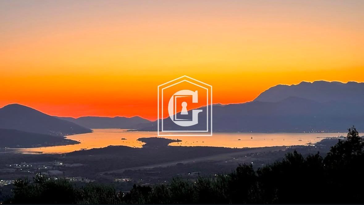 Grundstück in Tivat, Montenegro, 1 035 m² - Foto 1