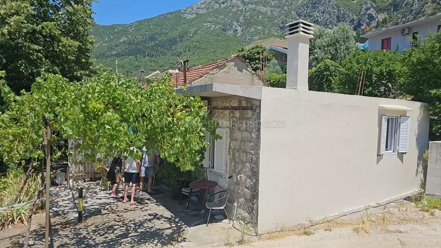 Maison à Risan, Monténégro, 50 m² - image 1