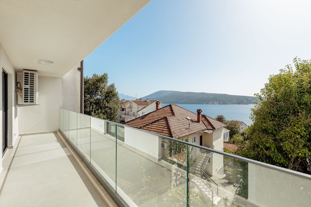 Apartment in Herceg-Novi, Montenegro, 180 m² - picture 1