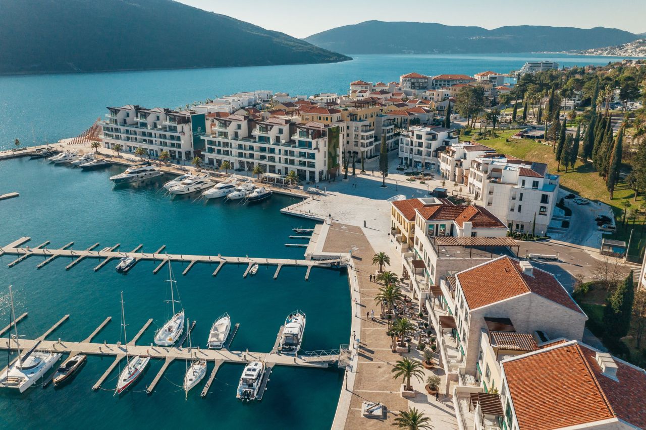 Apartamento en Herceg-Novi, Montenegro, 120 m² - imagen 1