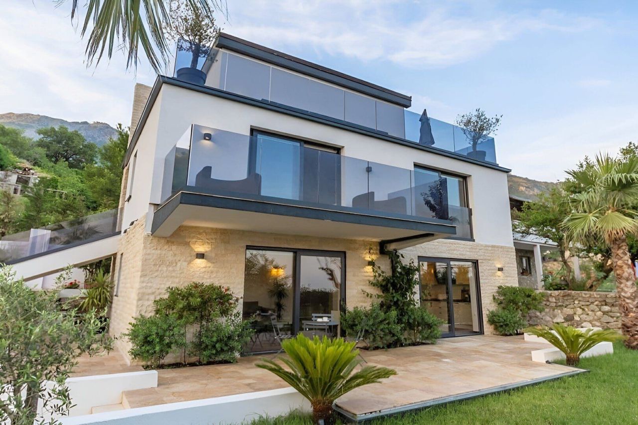 Casa en Budva, Montenegro, 293 m² - imagen 1