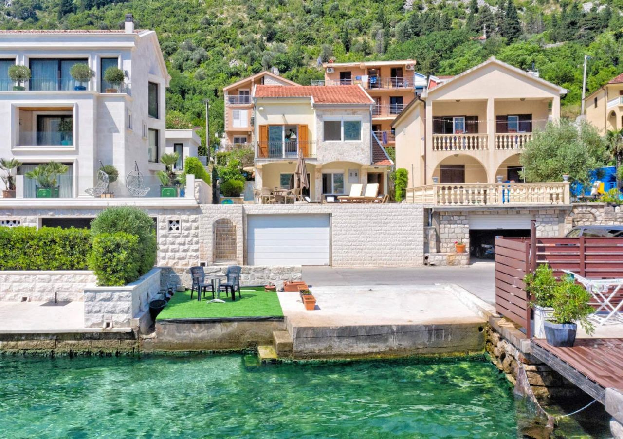 Haus in Muo, Montenegro, 200 m² - Foto 1