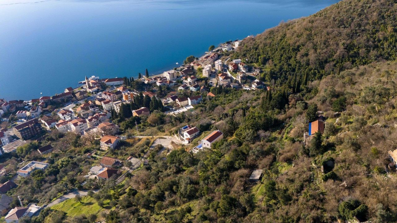 Terreno en Tivat, Montenegro, 1 954 m² - imagen 1