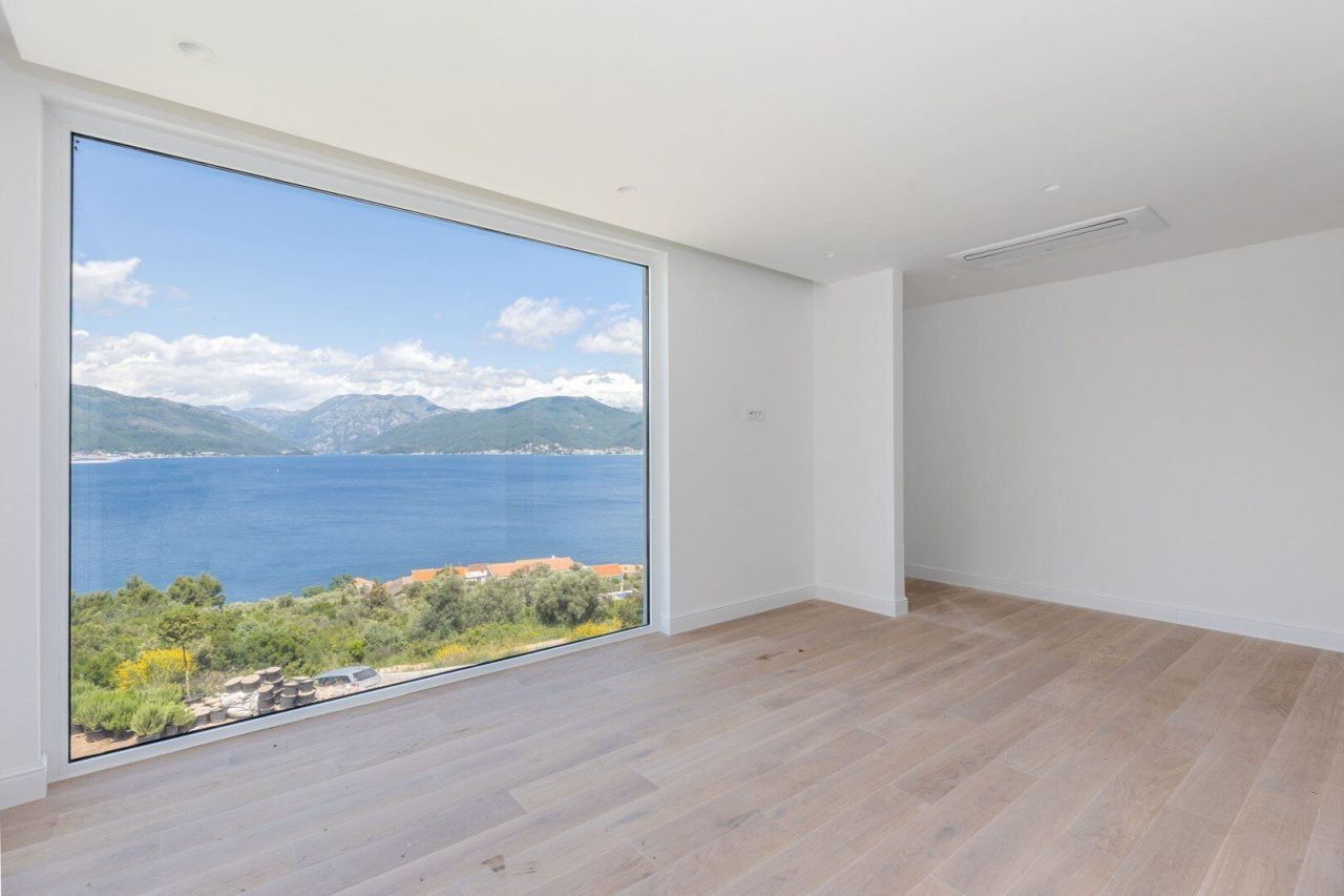 Villa in Tivat, Montenegro, 328 m² - picture 1