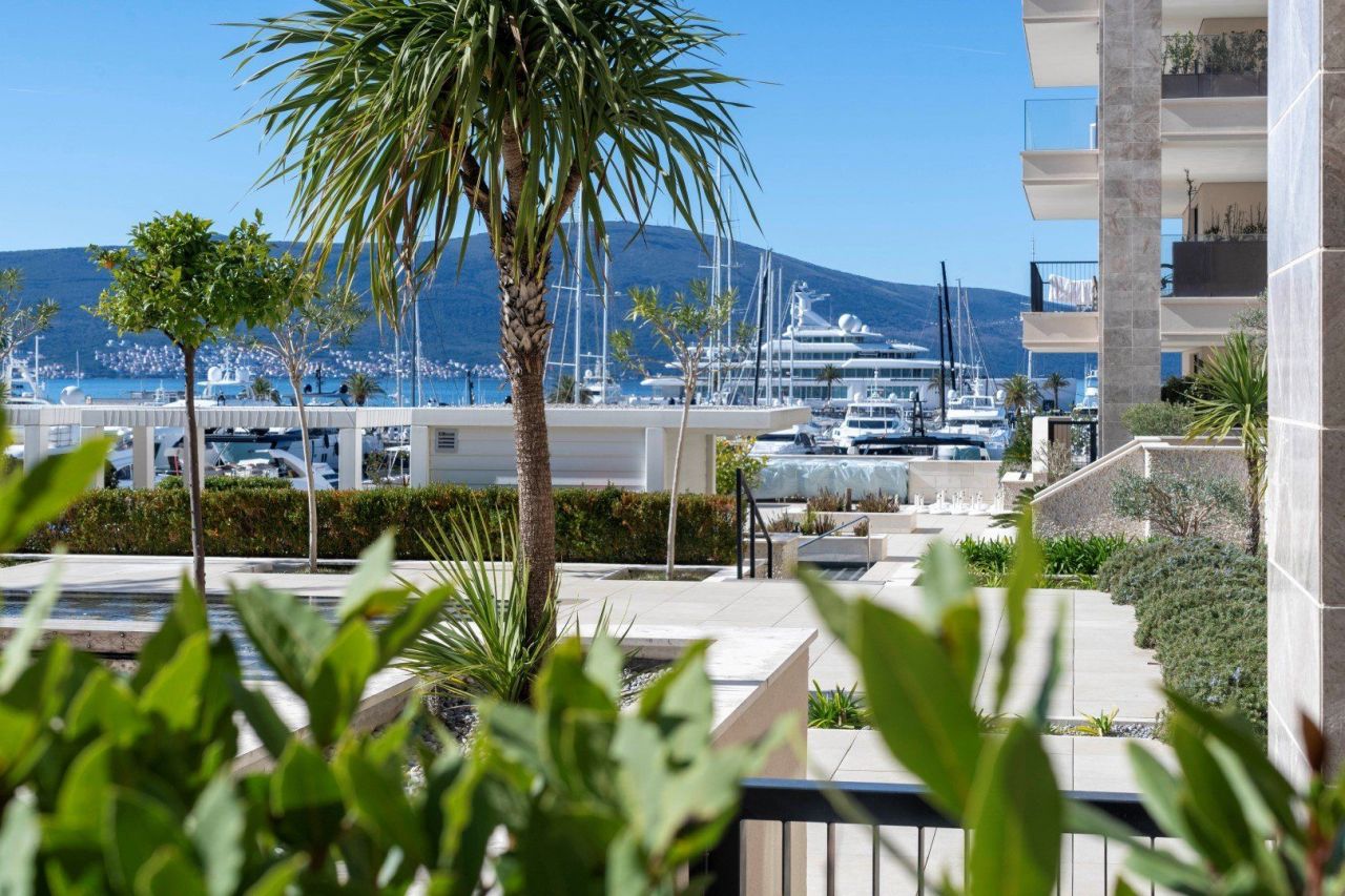 Apartamento en Tivat, Montenegro, 193 m² - imagen 1