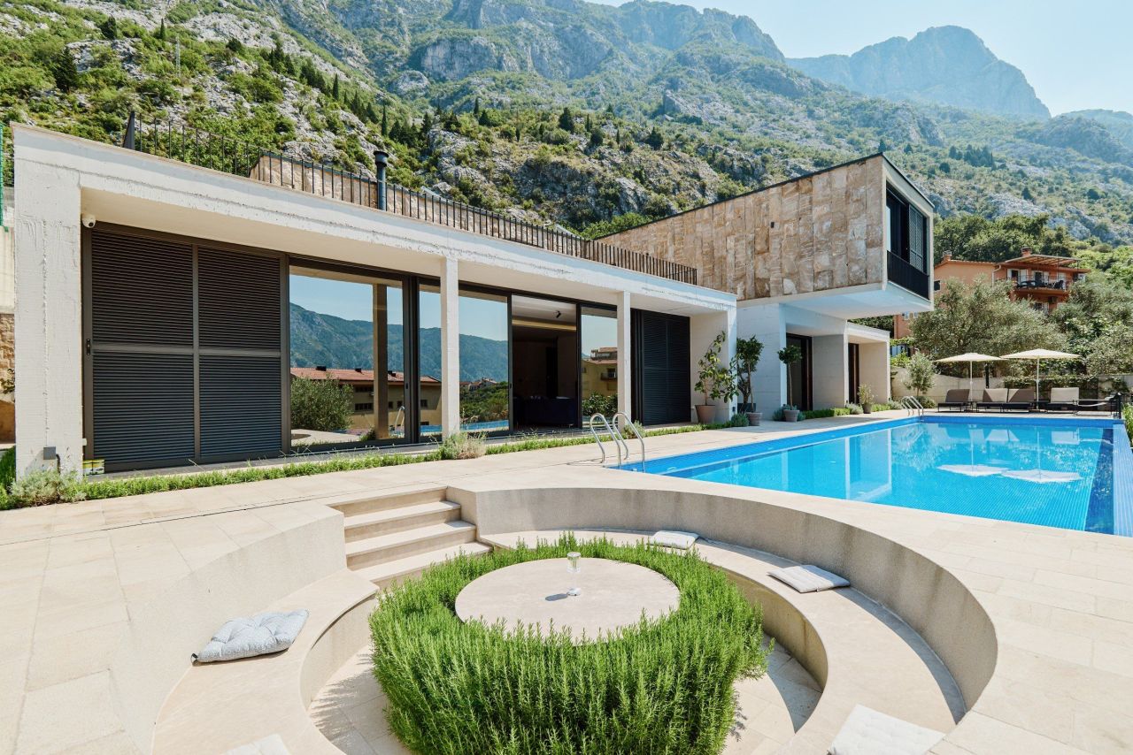 Villa in Dobrota, Montenegro, 419 m² - picture 1