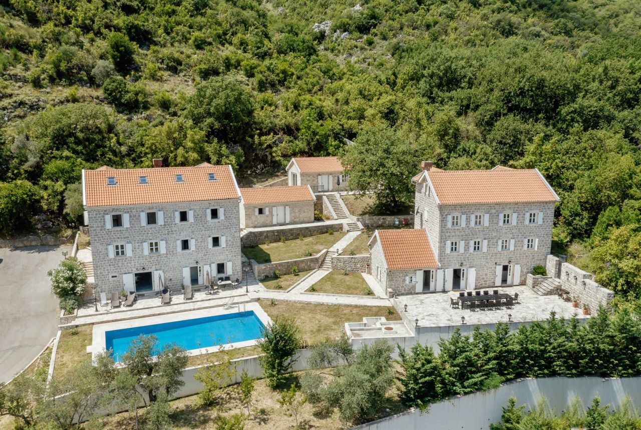 Villa en Prcanj, Montenegro, 800 m² - imagen 1