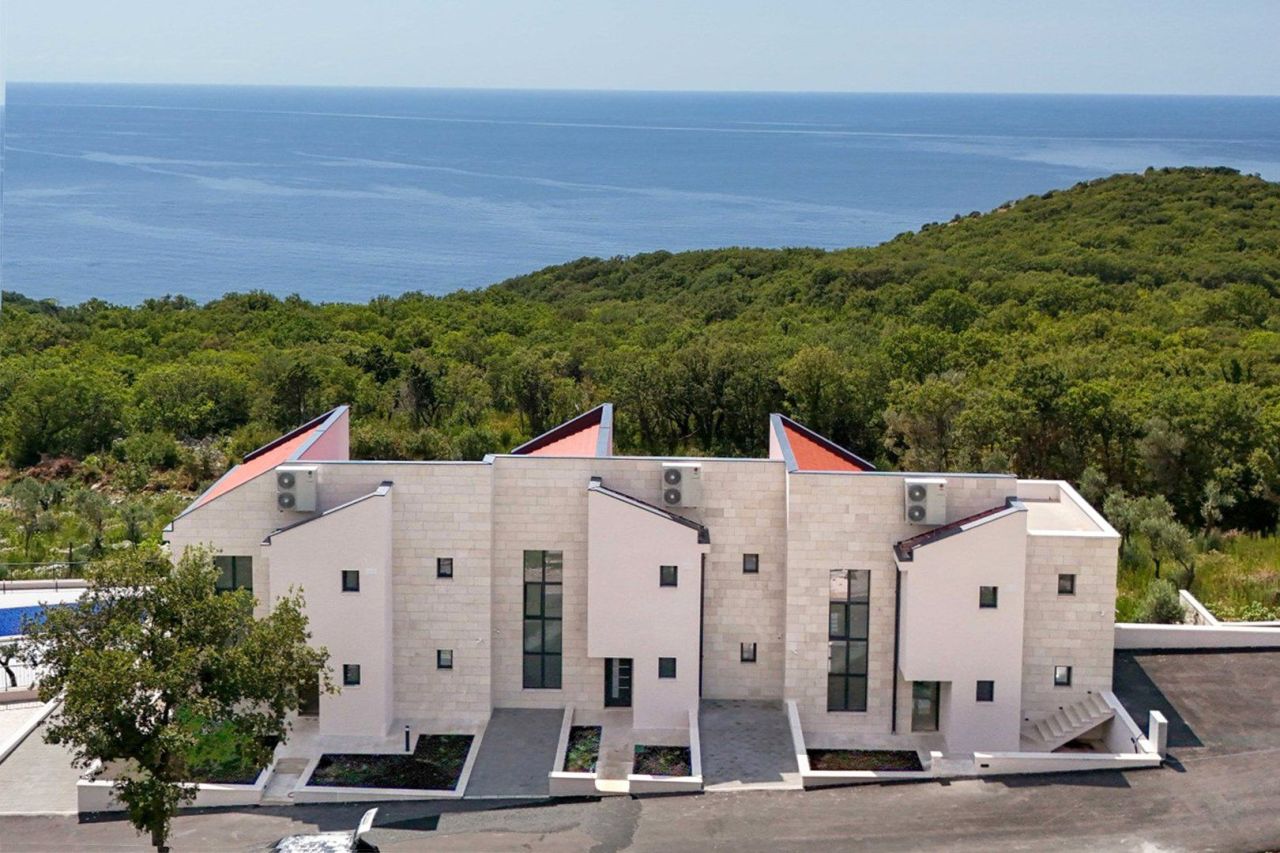 Casa en Rezevici, Montenegro, 196 m² - imagen 1