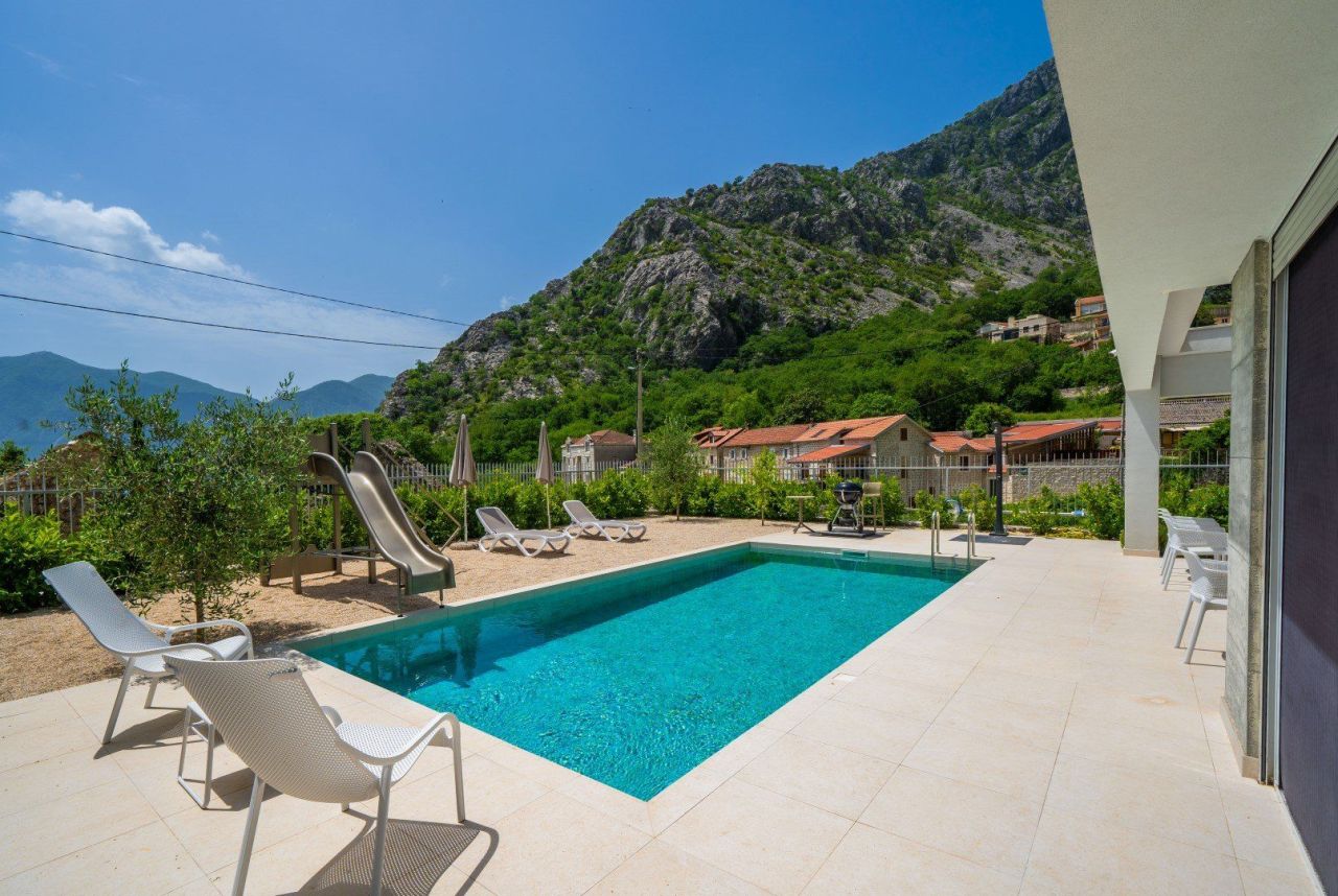 Villa en Orahovac, Montenegro, 250 m² - imagen 1