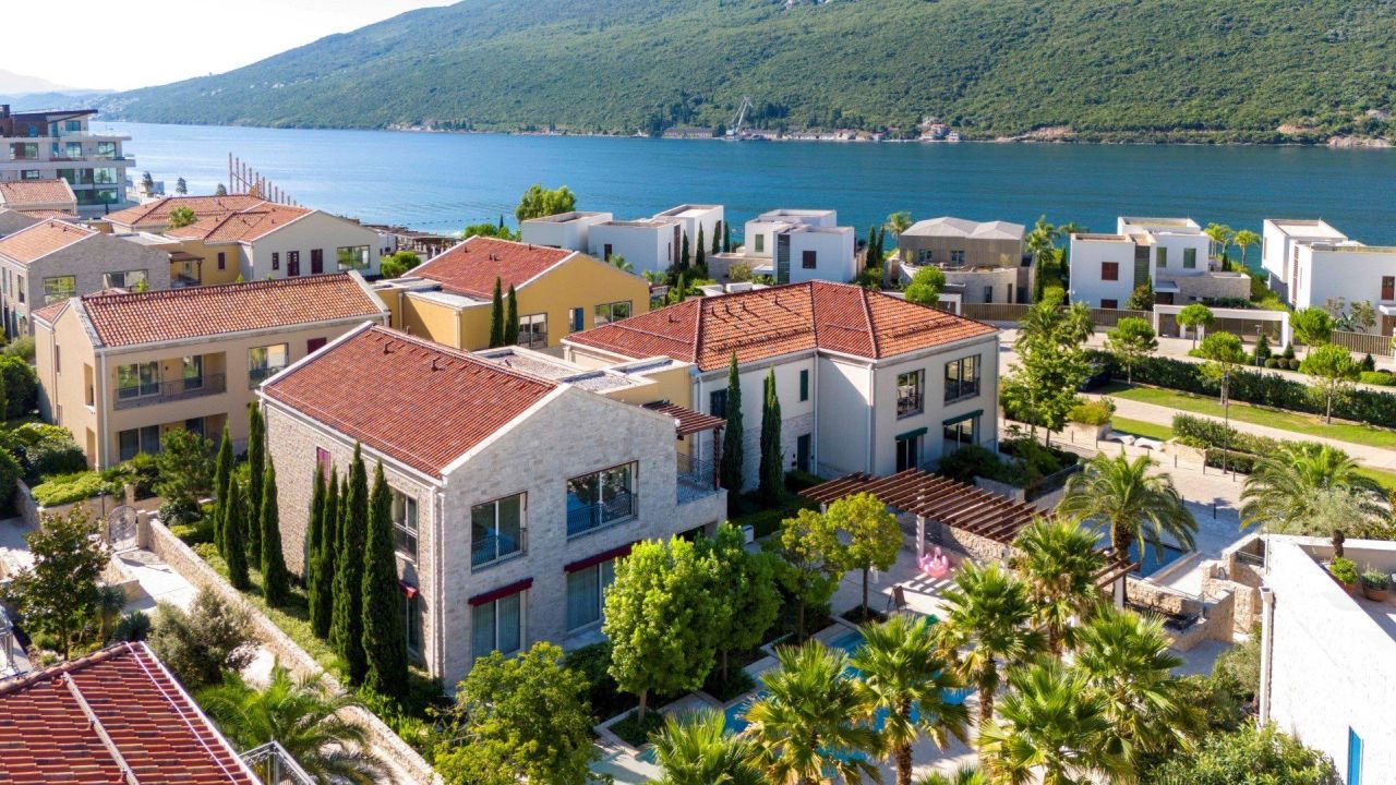 Apartamento en Herceg-Novi, Montenegro, 188 m² - imagen 1