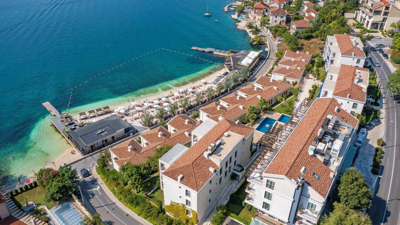 Villa in Dobrota, Montenegro, 193 m² - picture 1
