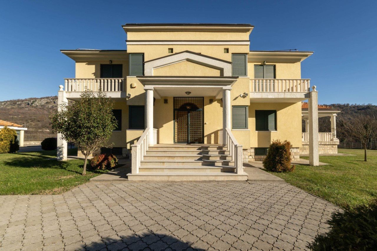 Villa in Podgorica, Montenegro, 600 m² - picture 1
