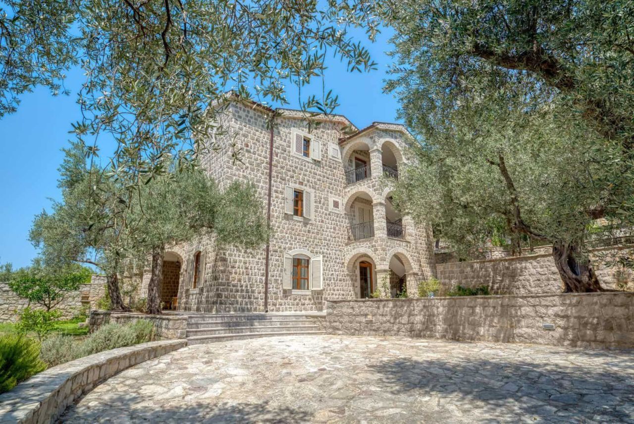 Villa in Rezevici, Montenegro, 480 m² - picture 1