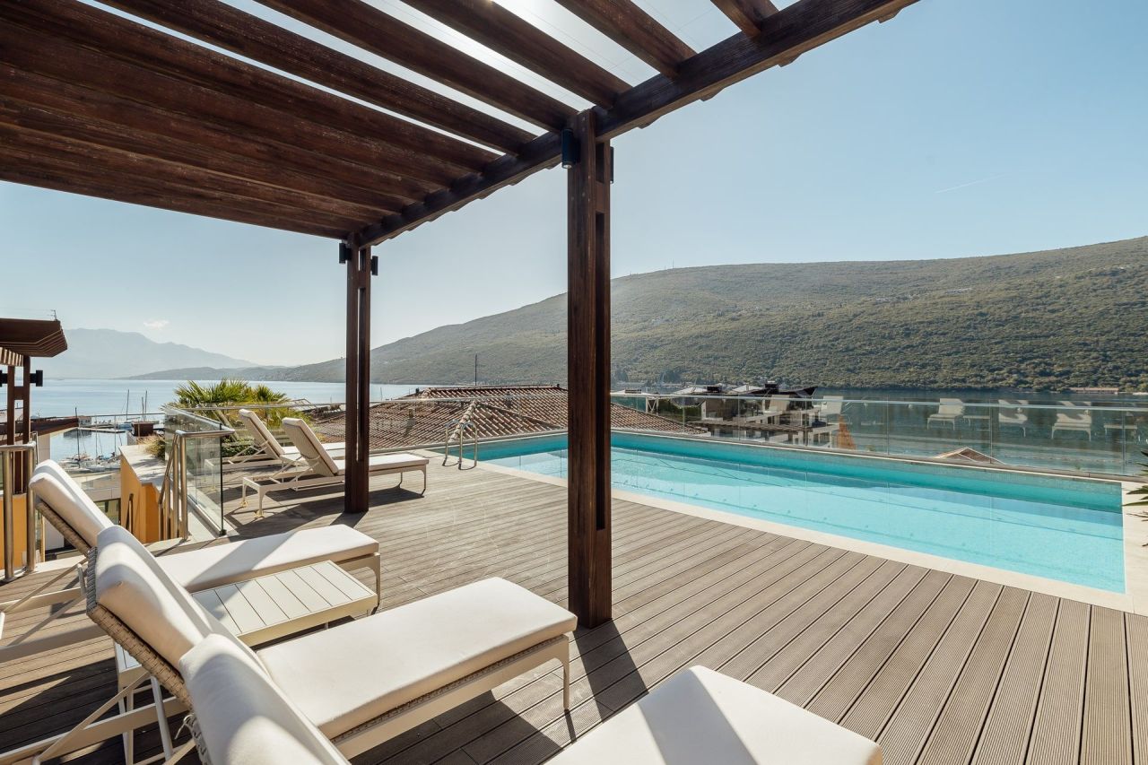 Apartment in Herceg-Novi, Montenegro, 290 m² - picture 1