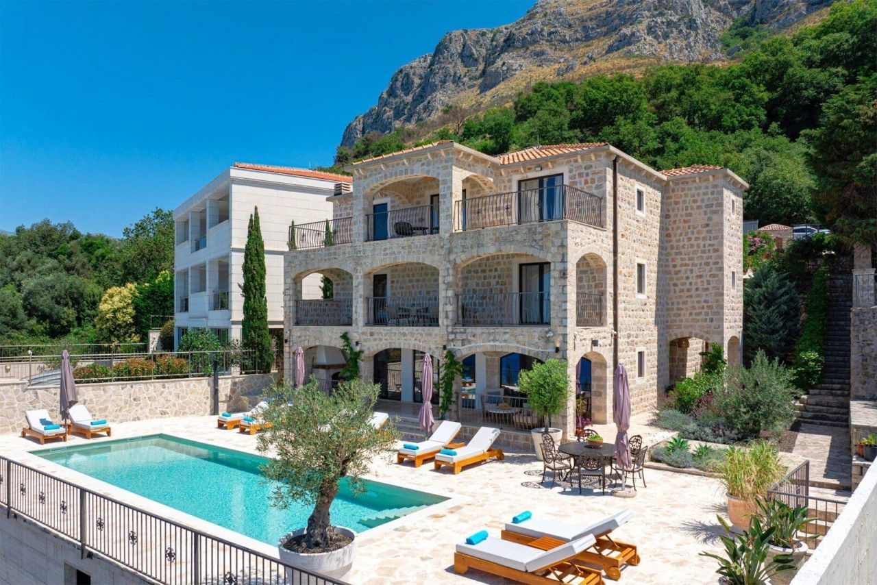 Haus in Budva, Montenegro, 374 m² - Foto 1
