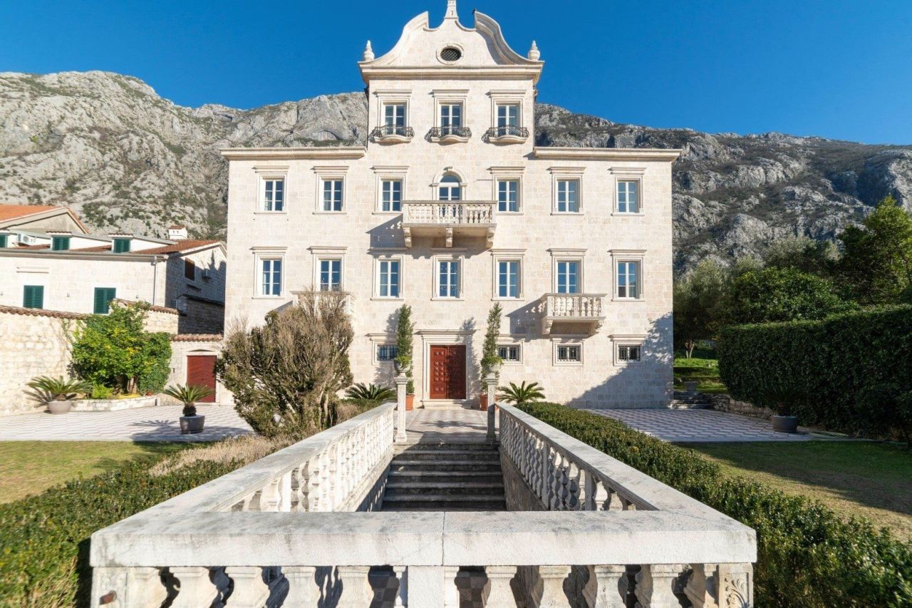 Villa en Dobrota, Montenegro, 1 100 m² - imagen 1