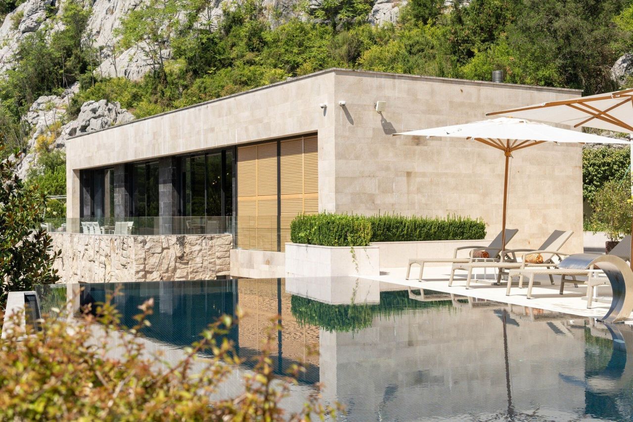 Villa in Orahovac, Montenegro, 526 m² - picture 1