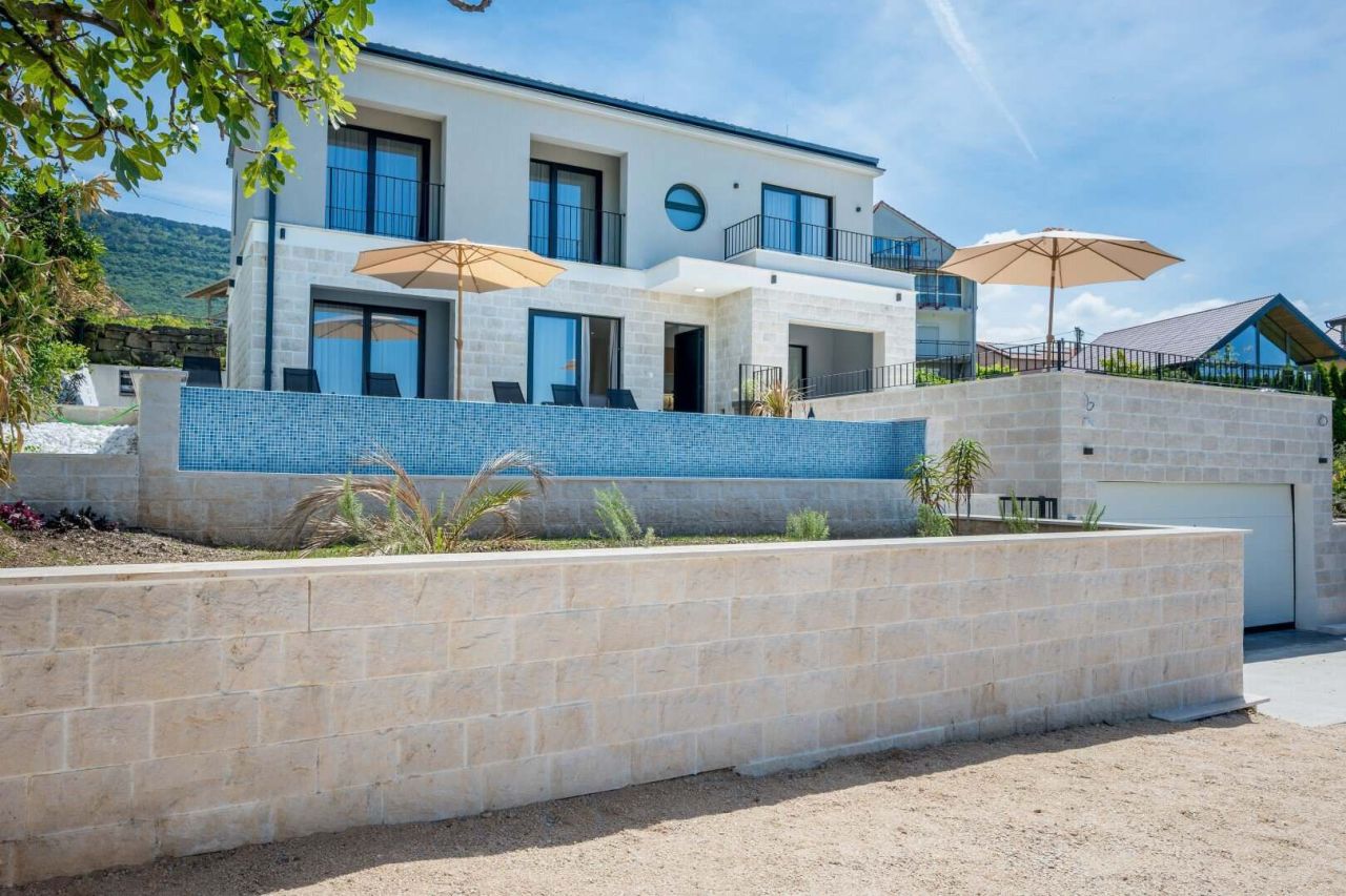 House in Tivat, Montenegro, 250 m² - picture 1