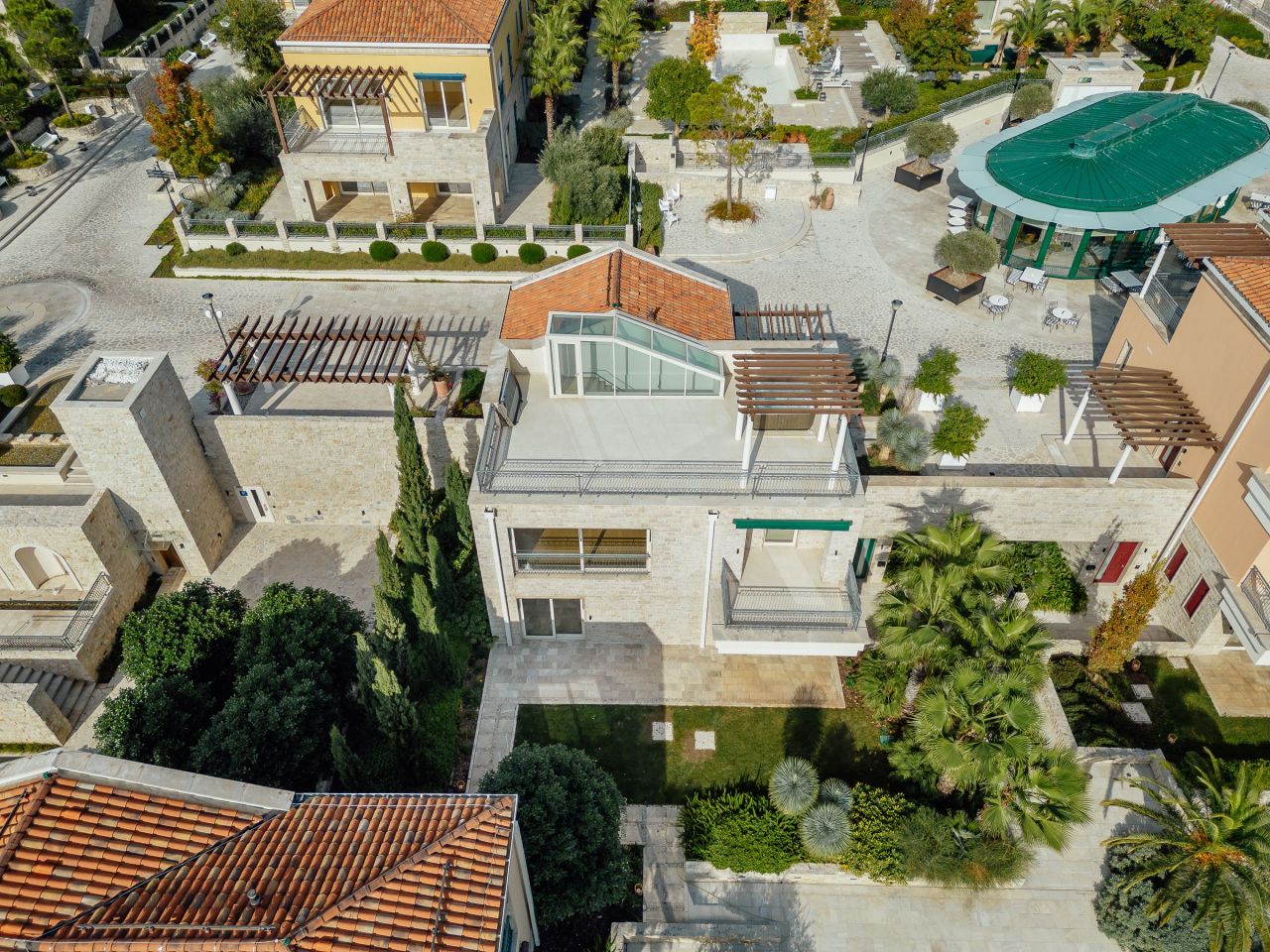 Villa en Herceg-Novi, Montenegro, 325 m² - imagen 1