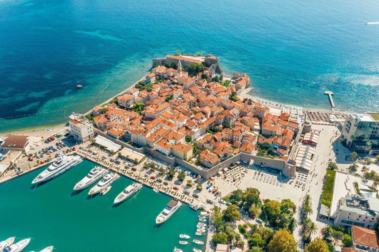 Commercial property in Budva, Montenegro, 268 m² - picture 2