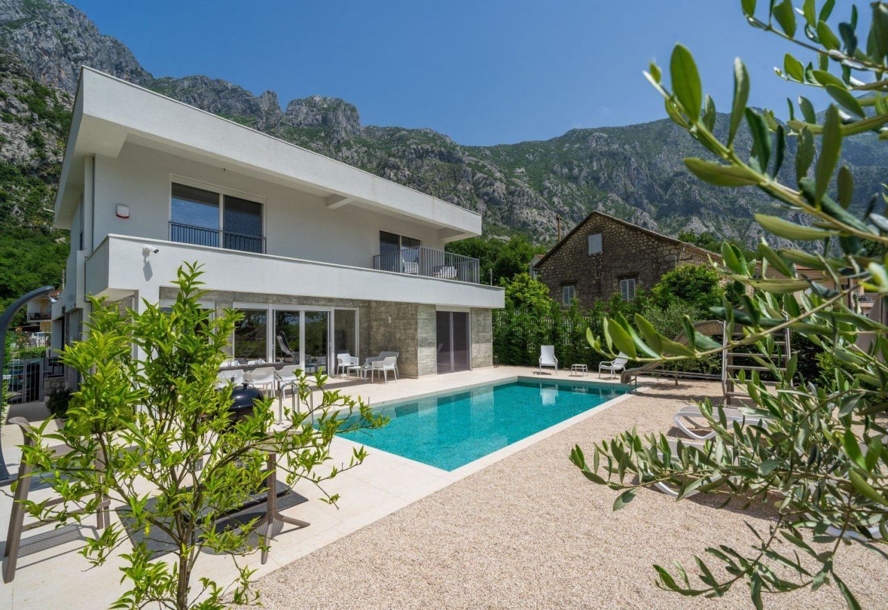Casa a Orahovac, Montenegro, 250 m² - foto 2
