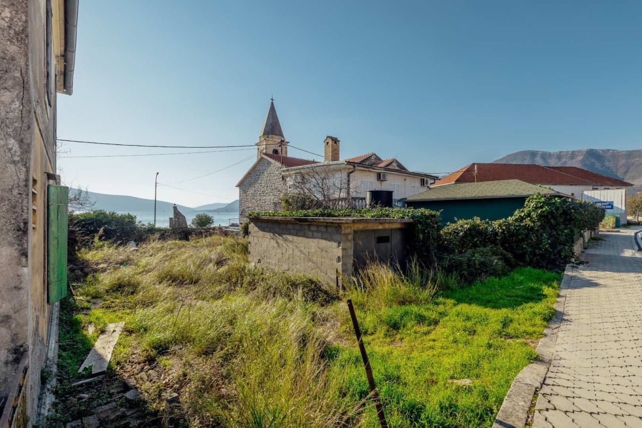 Land in Tivat, Montenegro, 271 m² - picture 3