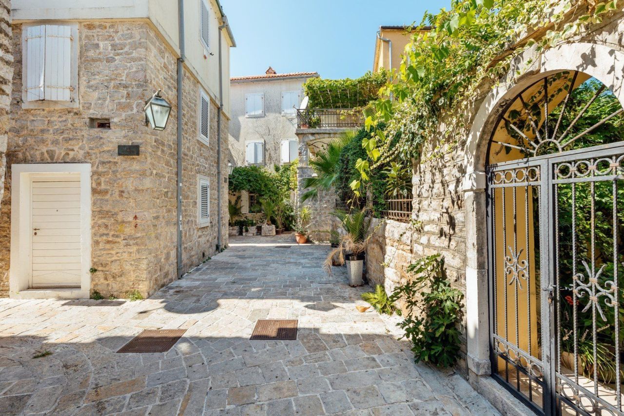 Commercial property in Budva, Montenegro, 268 m² - picture 10