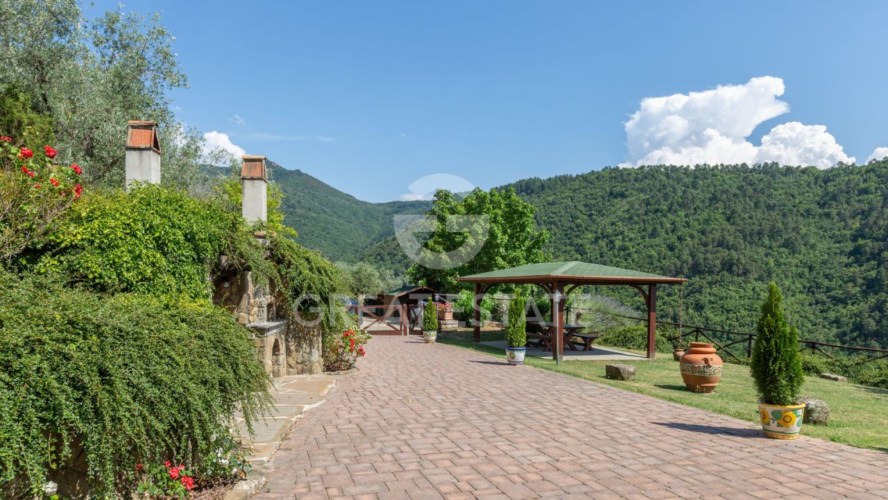 Casa en Reggello, Italia, 393.25 m² - imagen 8