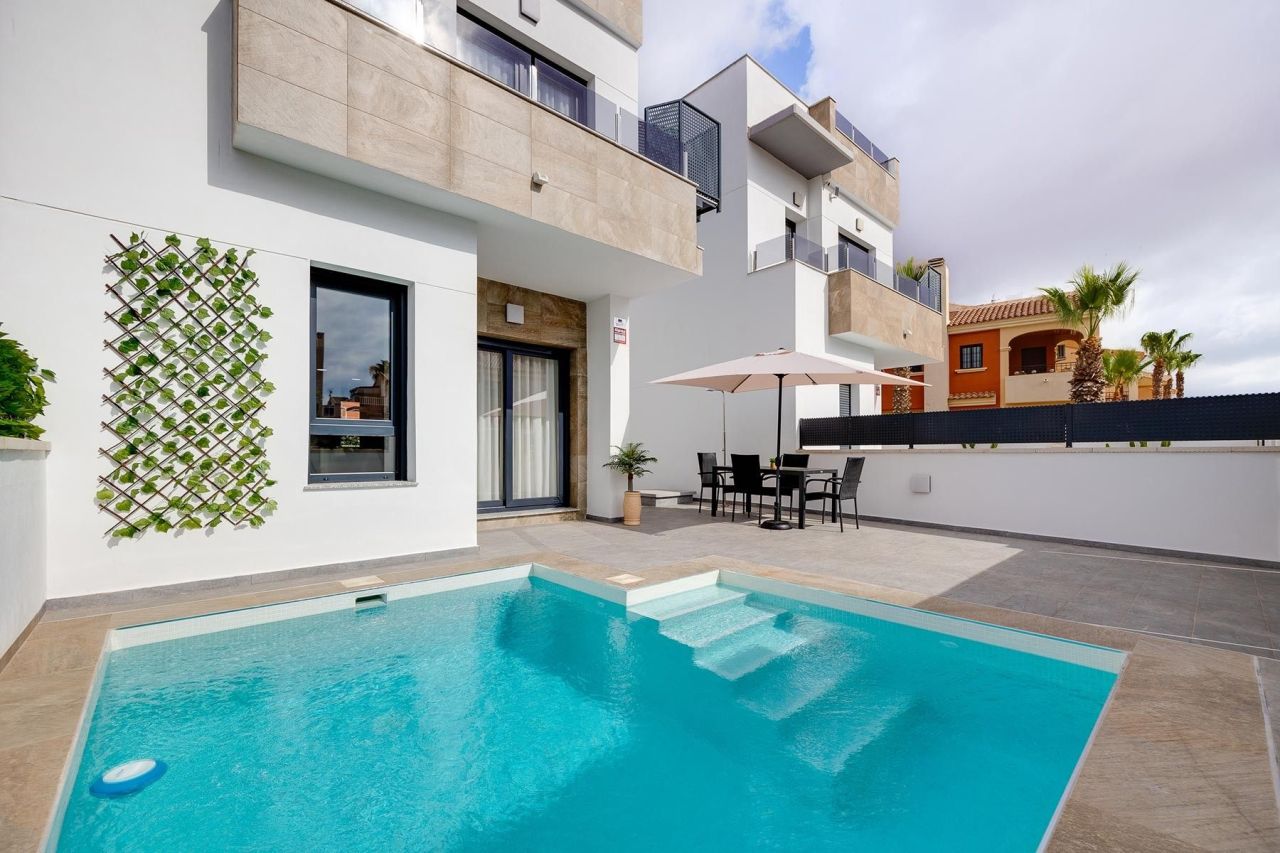 Villa in Torrevieja, Spain, 105 m² - picture 1