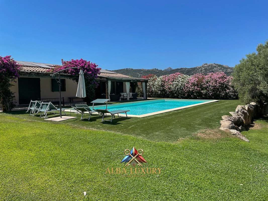 Villa en Arzachena, Italia, 220 m² - imagen 1