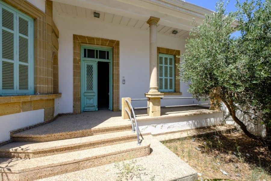 Villa in Larnaca, Cyprus, 355 m² - picture 1
