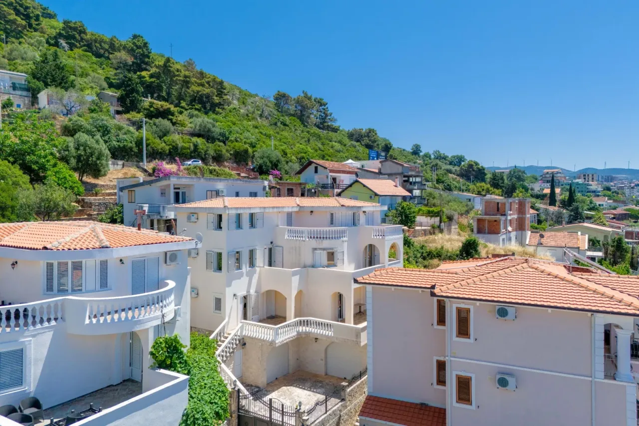 Villa en el Bar, Montenegro, 400 m² - imagen 1