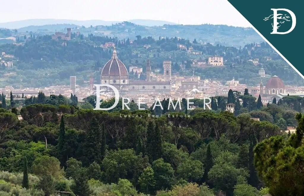 Villa in Florence, Italy, 550.56 m² - picture 1
