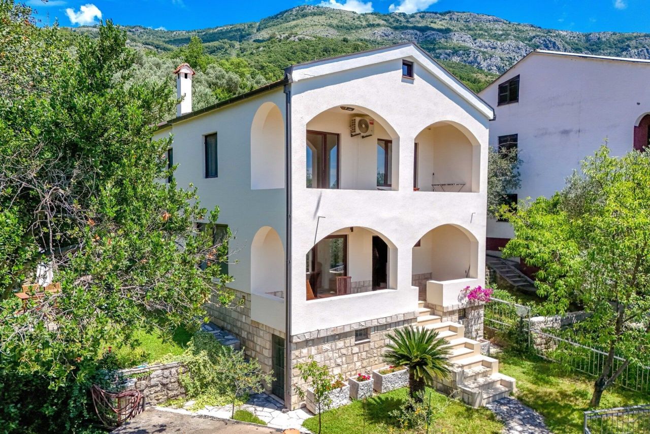 Haus in Budva, Montenegro, 150 m² - Foto 1