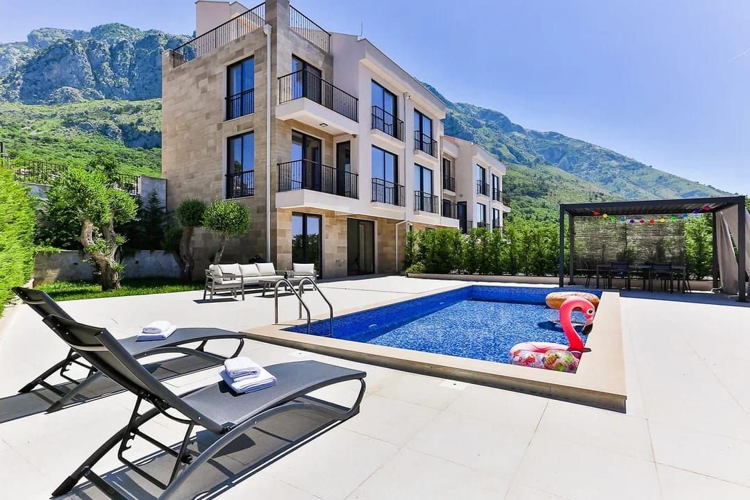 Villa in Rezevici, Montenegro, 223 m² - picture 1