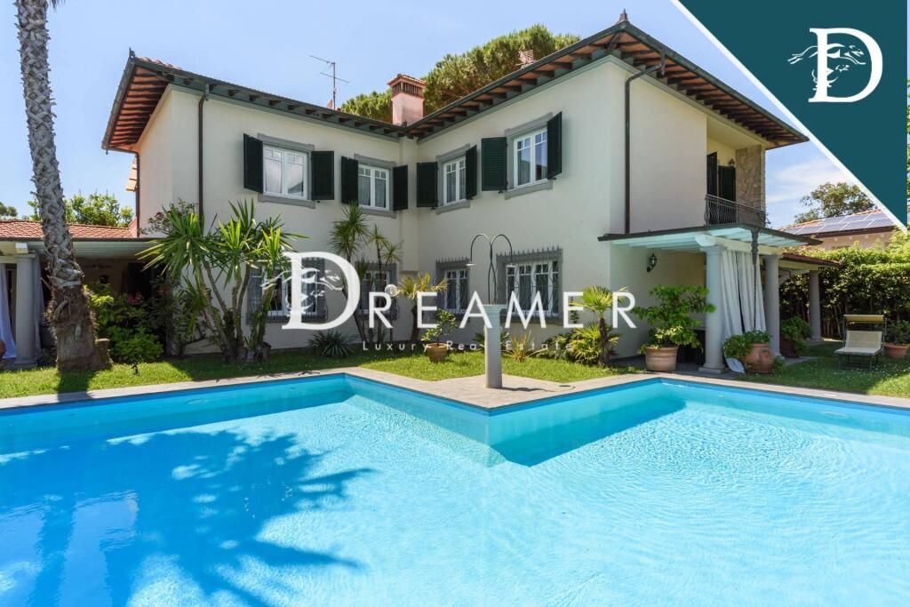 Villa in Forte dei Marmi, Italy, 490.48 m² - picture 1
