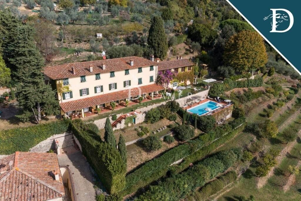 Villa in Lucca, Italy, 1 101.12 m² - picture 1