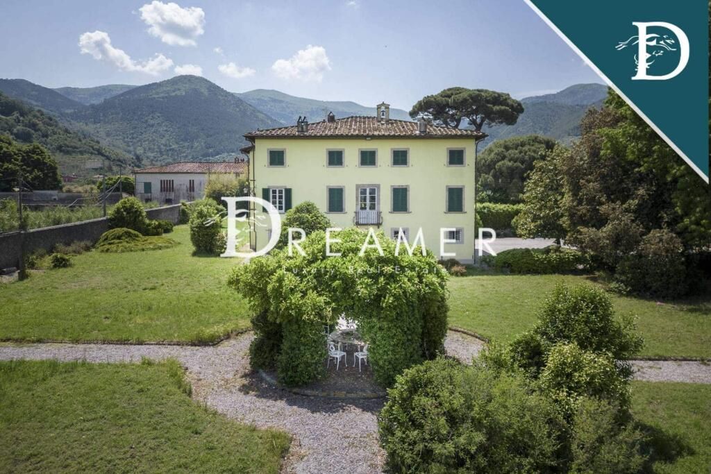 Villa en Lucca, Italia, 971.01 m² - imagen 1