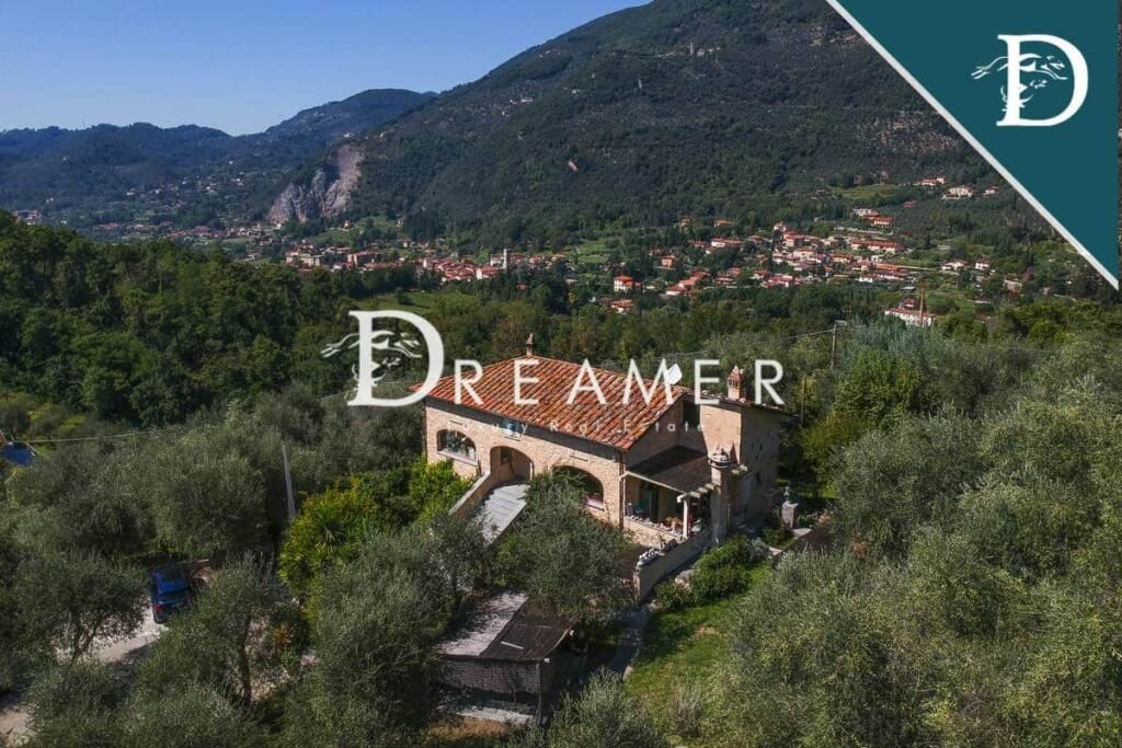 Villa en Camaiore, Italia, 516.52 m² - imagen 1