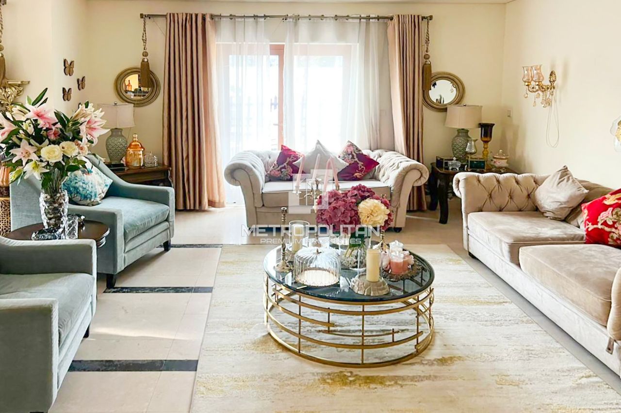 Casa adosada en Dubái, EAU, 224 m² - imagen 1