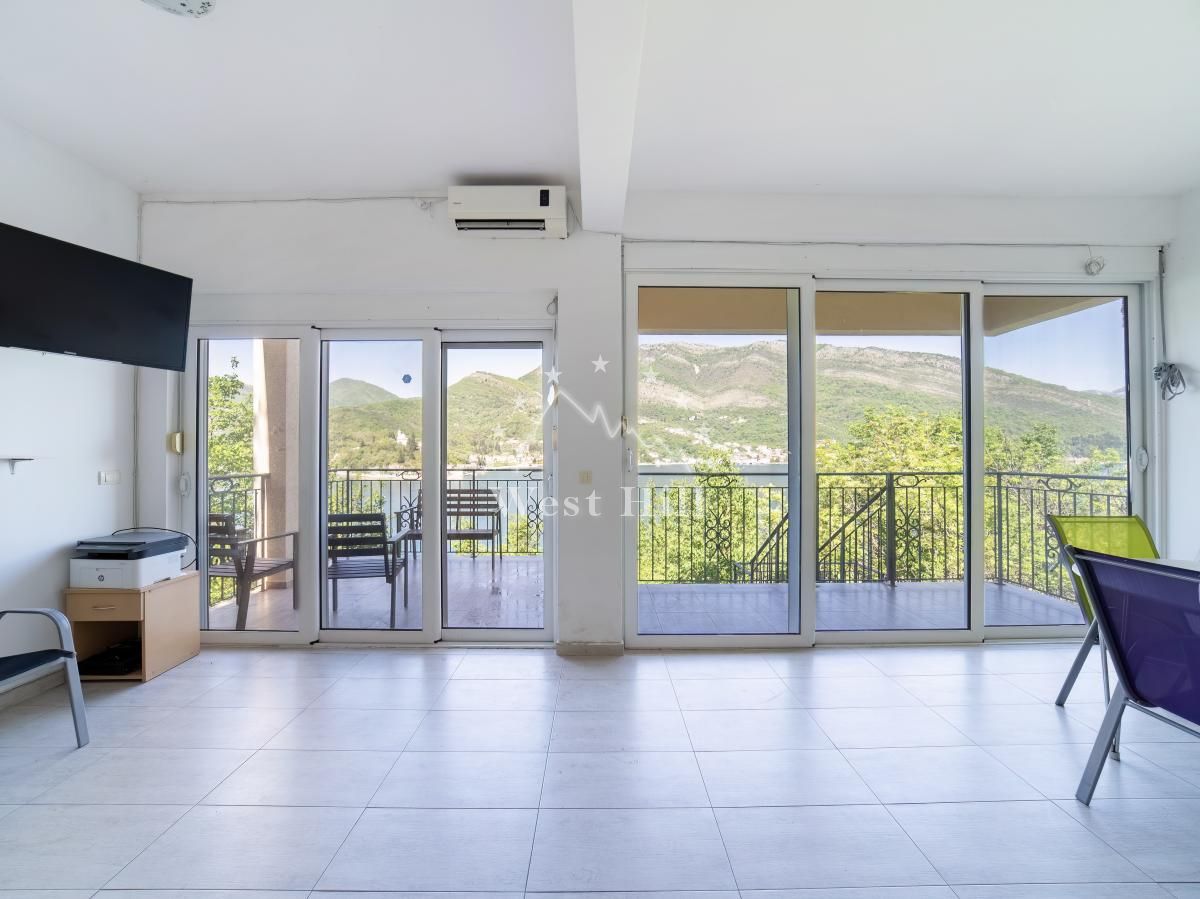 Haus in Lepetane, Montenegro, 199 m² - Foto 1