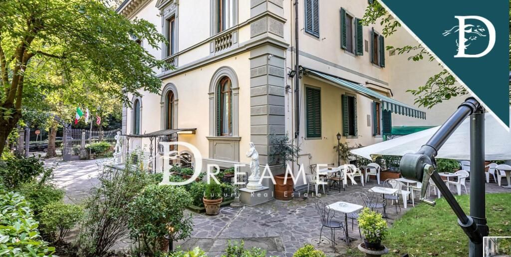 Villa à Florence, Italie, 700.76 m² - image 1