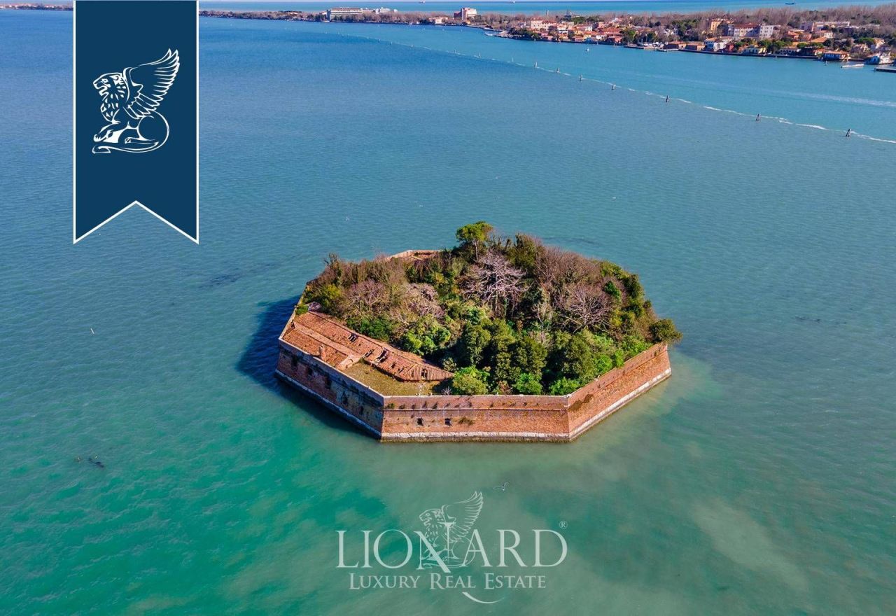 Villa in Venice, Italy, 2 400 m² - picture 1