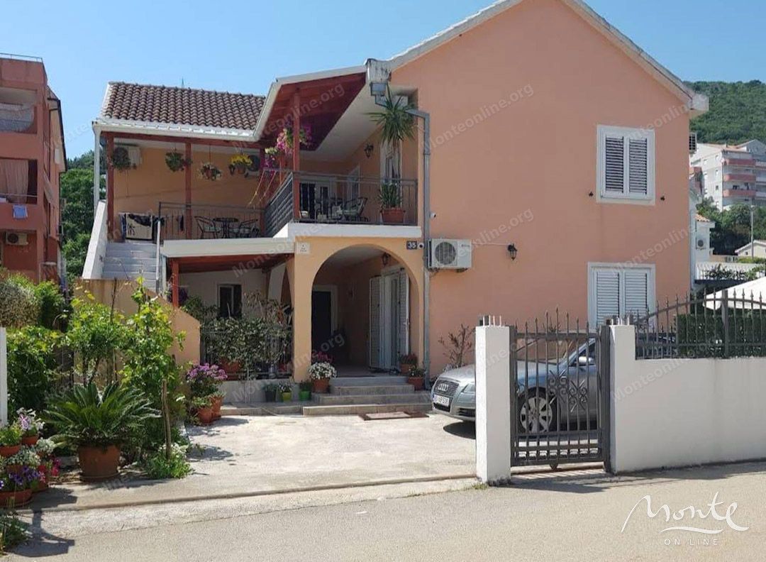 Haus in Budva, Montenegro, 220 m² - Foto 1