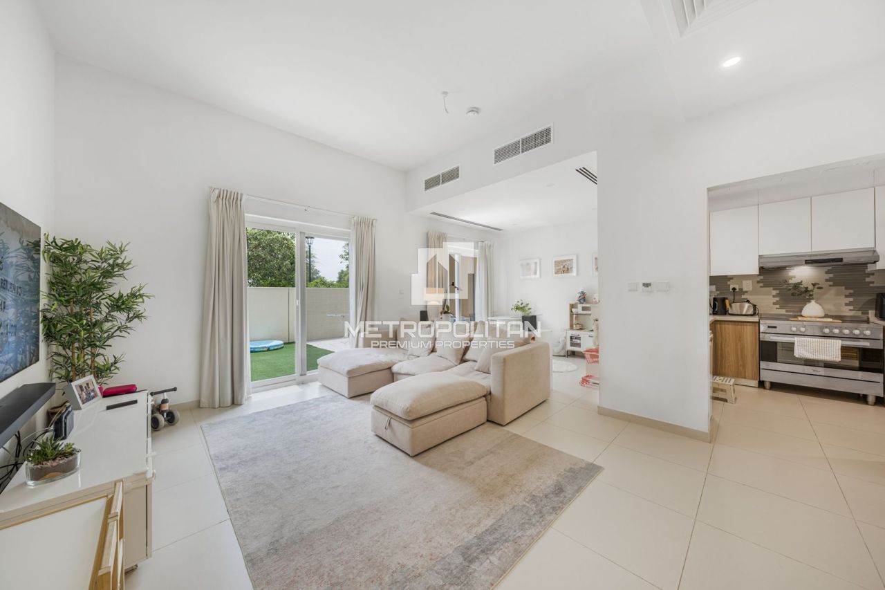 Casa adosada en Dubái, EAU, 160 m² - imagen 1